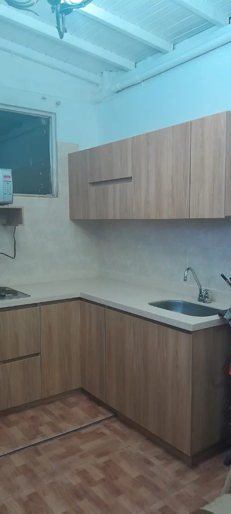 Ropero gris con espejo