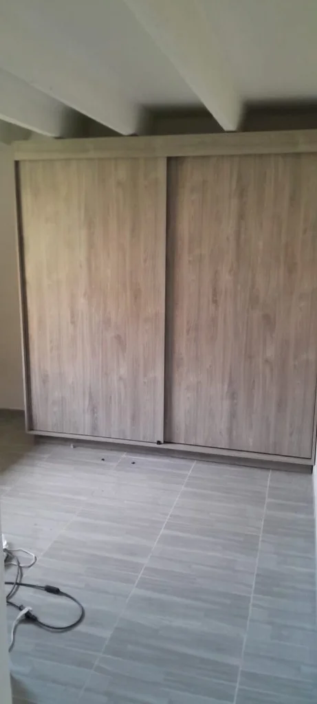 Ropero gris puertas corredizas