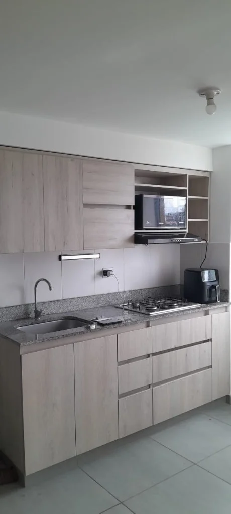 Closet gris abierto con gavetas