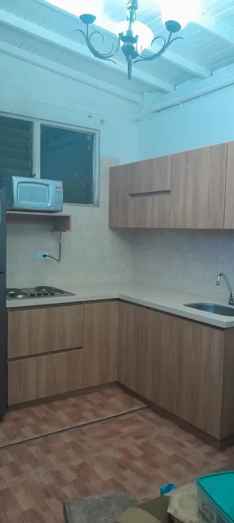 Closet gris oscuro abierto