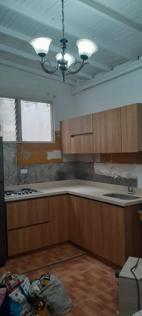 Roperos grises en pasillo