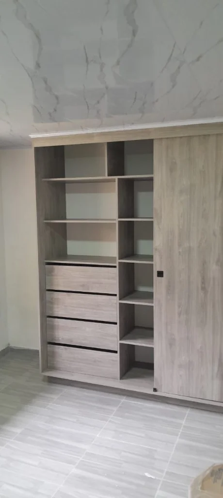 Cocina blanca con mesón negro