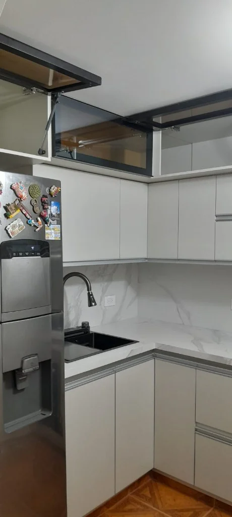 Cocina con cajones blancos