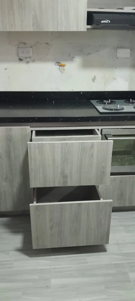 Cocina gris con mesón negro