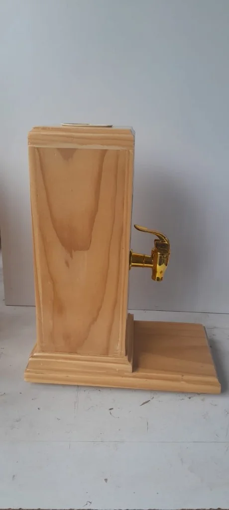 Dispensador con retrato grabado