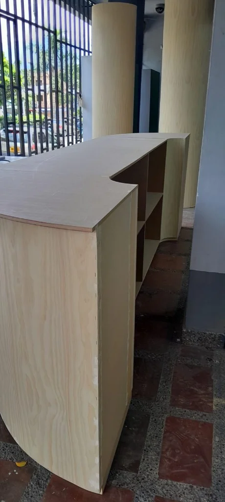 Mostrador recepción madera