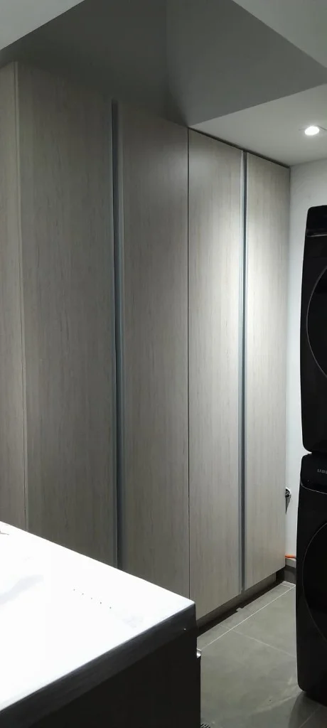 Mueble turquesa puertas abiertas