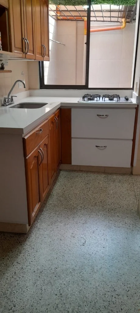 Porta casco con casco