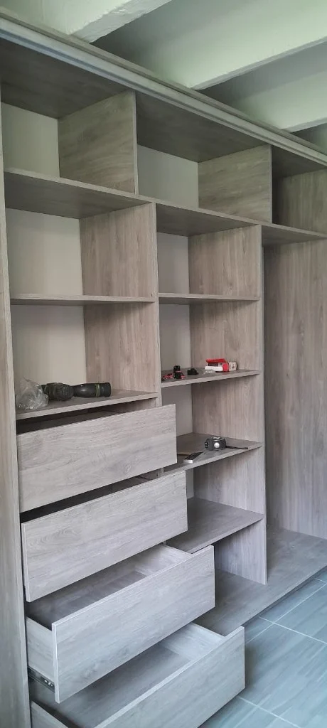 Mueble TV oscuro estantería