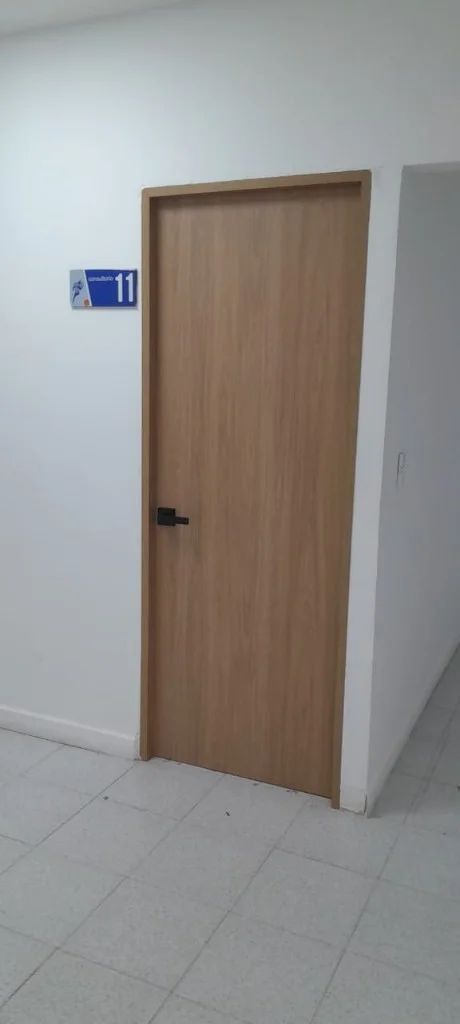 Puerta madera roble consultorio