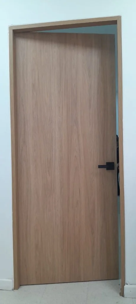 Puerta madera abierta