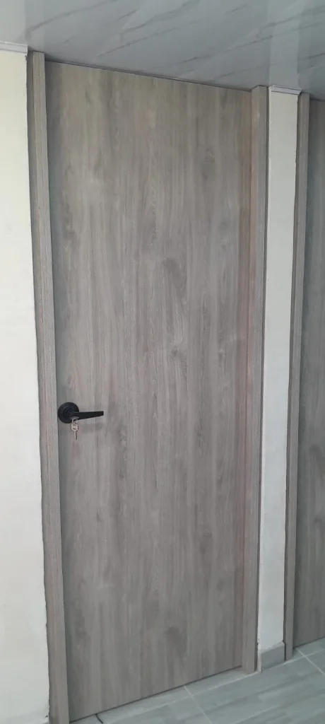 Puerta madera instalada
