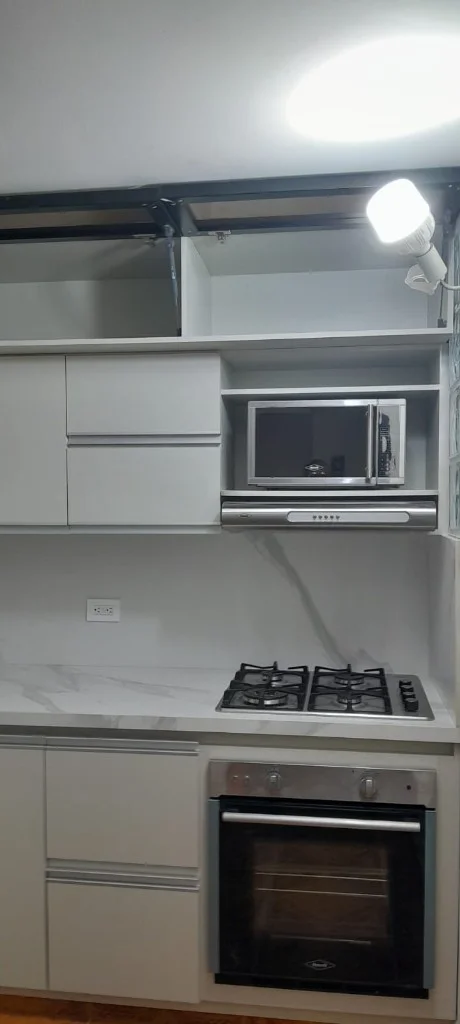 Puerta madera clara pasillo